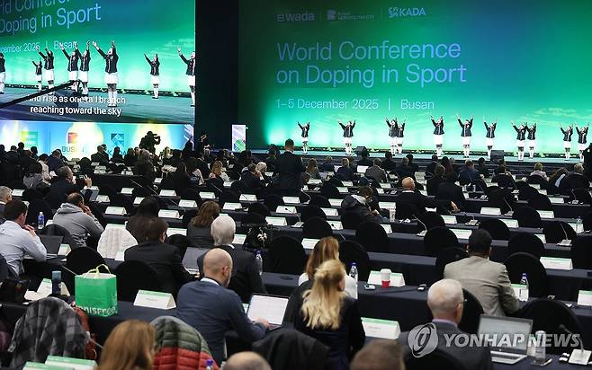 2025 세계도핑방지기구(WADA) 총회 폐막공연 (부산=연합뉴스) 강선배 기자 = 5일 부산 해운대구 벡스코 제1전시장에서 열린 2025 세계도핑방지기구(WADA) 총회 폐막식에서 어린이 합창단 공연이 펼쳐지고 있다. 2025.12.5 sbkang@yna.co.kr