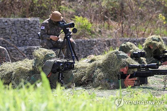육군, '2025 최정예 300전투원' 시상식 진행 (서울=연합뉴스) 육군은 5일 충남 계룡시 계룡대학교 무궁화회관에서 '2025년 최정예 300전투원 시상식'을 진행한다고 밝혔다. 사진은 최정예 300전투원 대표선발을 위한 사단 저격수 경연대회에서 관측수가 고배율 관측경으로 표적을 식별한 뒤, 저격수가 K14 저격용 소총으로 사격하고 있는 모습. 2025.12.5 [육군 제공. 재판매 및 DB 금지] photo@yna.co.kr