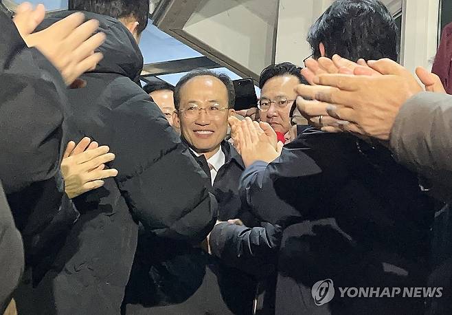 국민의힘 추경호 의원 구속영장 기각 (의왕=연합뉴스) 노선웅 기자 = 12·3 비상계엄 당시 의원들의 계엄 해제 표결 참여를 방해한 혐의를 받는 국민의힘 추경호 의원이 구속영장이 기각돼 3일 경기도 의왕 서울구치소를 나오고 있다. 2025.12.3 bueno@yna.co.kr