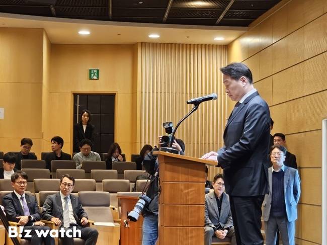 최태원 SK그룹 회장이 7일 서울 중구 을지로 SK텔레콤 사옥에서 열린 SKT 사이버 침해 사고 관련 데일리 브리핑에 참석해 대국민 사과를 하고 있다./사진=김동훈 기자 99re@
