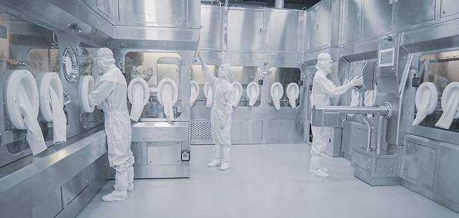 보령 임직원이 생산시설에서 의약품을 생산하고 있다.(보령 제공)/뉴스1