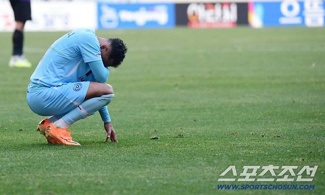 30일 대구IM뱅크파크에서 열린 K리그1 대구FC와 FC안양의 경기. 양 팀은 2-2 무승부를 기록했다. 대구FC는 강등이 확정됐다. 경기 종료 후 아쉬워하고 있는 대구FC 지오바니. 대구=송정헌 기자songs@sportschosun.com/2025.11.30/