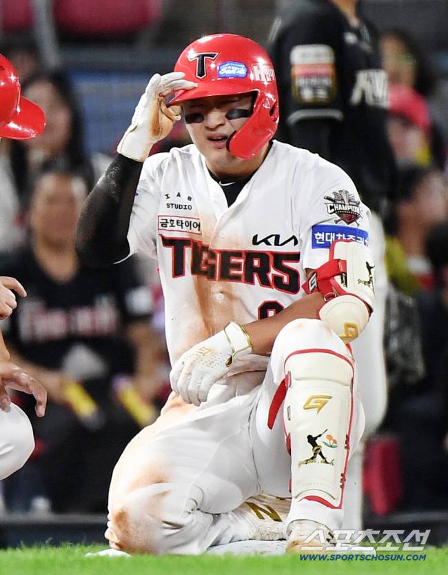 1일 광주 기아챔피언스필드에서 열린 KT-KIA전. 1회말 무사 1, 2루 윤도현이 2타점 3루타를 치고 허경민과 충돌해 고통스러워하고 있다. 광주=정재근 기자 cjg@sportschosun.com/2025.10.1/