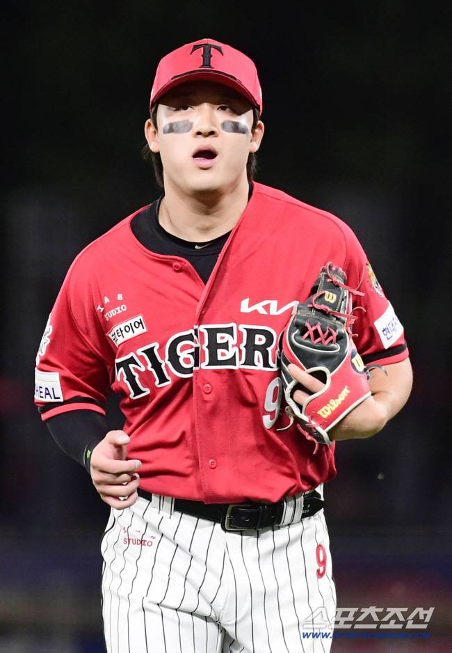 11일 광주 기아챔피언스필드에서 열린 KBO리그 KIA와 삼성의 경기. 7회초 수비 실책으로 교체되는 KIA 윤도현. 광주=송정헌 기자songs@sportschosun.com/2025.06.11/