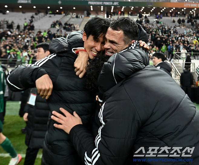6일 서울월드컵경기장에서 열린 2025 하나은행 코리아컵 결승, 전북 현대와 광주FC의 경기. 전북이 승리하며 우승을 차지했다. 정조국 코치와 기쁨을 나누는 거스 포옛 감독의 모습. 상암=허상욱 기자wook@sportschosun.com/2025.12.06/