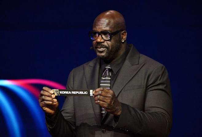 전(前) 미국프로농구(NBA) 선수 샤킬 오닐이 6일(한국시간) 미국 워싱턴DC의 케네디센터에서 열린 북중미 월드컵 조 추첨식에서 포트2에 배정된 한국을 뽑은 뒤 확인시켜주고 있다.   [사진 제공= 로이터연합뉴스]