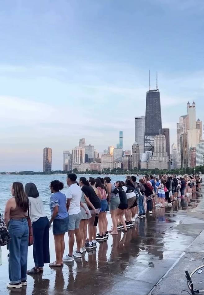 지난 여름 미국 시카고 ‘스크림 클럽’ 참가자들이 함성을 발사하고 있다. 등록이나 비용은 필요치 않다. /인스타그램