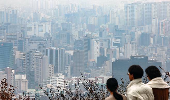 (서울=뉴스1) 이호윤 기자 = 지난 23일 KB부동산이 발표한 11월 전국 주택가격 동향에 따르면 서울 아파트 매매가격은 전달 대비 1.72% 올라 올해 최고 상승률을 기록한 지난달(1.46%)보다 상승폭이 확대되면서 2020년 9월(2.00%) 이후 5년 2개월만에 최고 상승률을 기록했다. 사진은 24일 서울 용산구 남산에서 바라본 서울시내 아파트 단지 모습. 2025.11.24/뉴스1