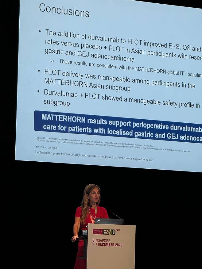 미국 메모리얼슬로언케터링암센터(MSKCC)의 옐레나 잔지기안(Yelena Y. Janjigian) 암전문의가 6일(현지 시각) 싱가포르에서 열린 유럽종양학회 아시아(ESMO ASIA 2025)에서 아스트라제네카의 면역항암제 '임핀지'를 표준 항암화학요법(FLOT)과 병용한 수술 전후 치료가 아시아 환자에서도 효과를 보였다고 발표했다./싱가포르=박수현 기자