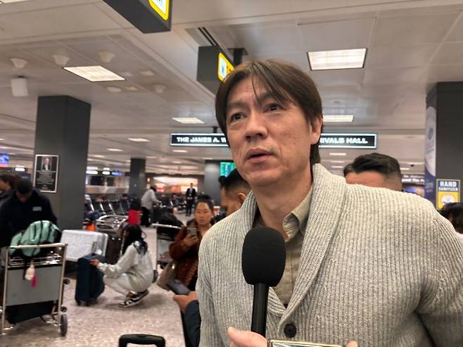 홍명보 축구대표팀 감독이 2026 국제축구연맹(FIFA) 북중미월드컵 조 추첨식에 참석하기 위해 3일(현지 시간) 미국 워싱턴DC 인근 덜레스국제공항으로 입국하며 소감을 묻는 특파원들에 답변하고 있다. 사진=뉴시스