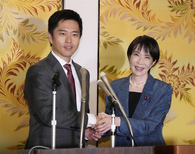 일본 자민당 다카이치 사나에(오른쪽) 총재와 일본유신회 요시무라 히로후미 대표가 20일 도쿄에서 연립정권 수립 합의서에 서명한 뒤 기자회견 하면서 악수하고 있다. 이로써 다카이치 총재는 지난 10월 21일 국회에서 총리 지명 선거를 통해 새 총리로 선출됐고 자민-유신 자유연립정권이 발족했다. 사진=뉴시스화상