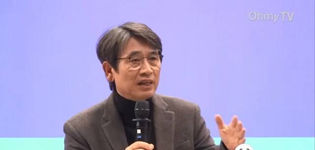 유시민 전 노무현재단 이사장이 지난 2일 열린 ‘지속가능한 민주주의, 함께 다시 쓰다’에 참여해 발언하고 있다. 오마이TV 갈무리