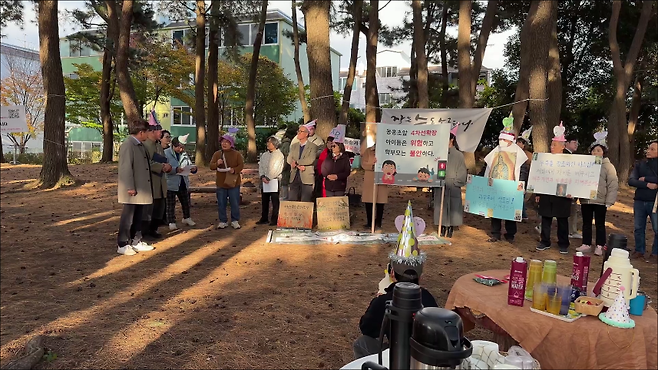 서귀포시 도시 우회도로 공사 구간에 들어가 있는 소나무숲에서 진행된 현장 간담회
