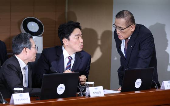 강훈식 대통령비서실장(가운데)과 위성락 국가안보실장(오른쪽), 김용범 정책실장이 13일 용산 대통령실에서 열린 수석보좌관회의에서 대화하고 있다. 연합뉴스