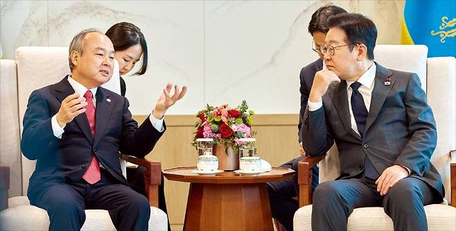 < AI생태계 구축 ‘합심’ > 이재명 대통령이 5일 용산 대통령실에서 손정의 일본 소프트뱅크그룹 회장(왼쪽)의 발언을 듣고있다. 이 대통령과 손 회장은 약 70분간 인공지능(AI) 생태계 구축 협력 방안 등을 논의했다. 이날 접견에는 반도체 설계 업체 Arm의 르네 하스 최고경영자도 참석했다.  /김범준 기자