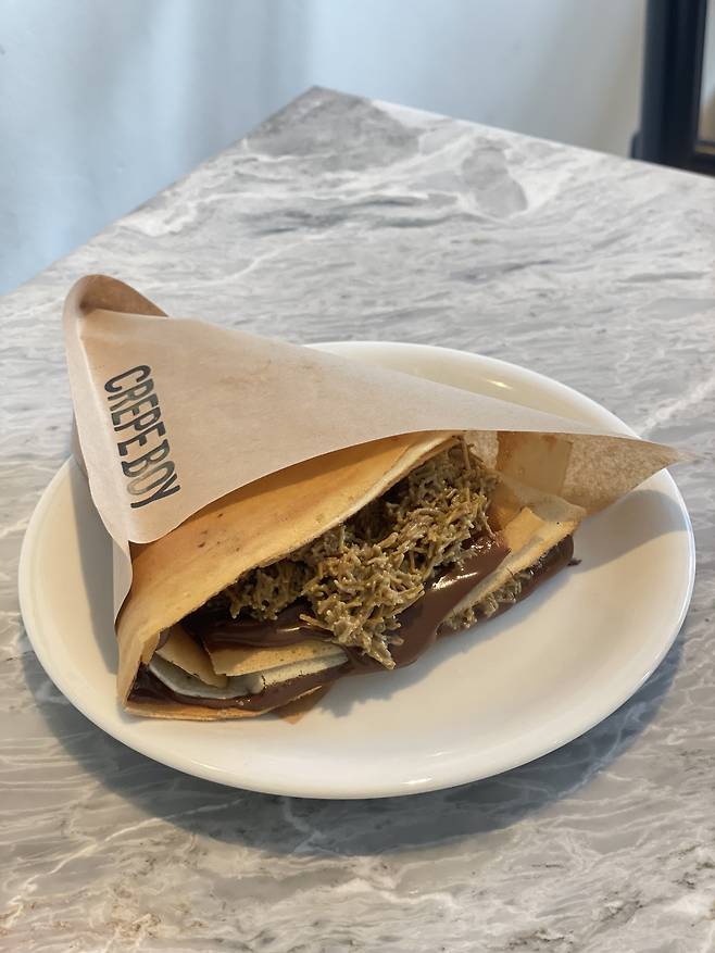 Dubai crepe at Crepe Boy in Seochon, Seoul (Hong Yoo/ The Korea Herald)