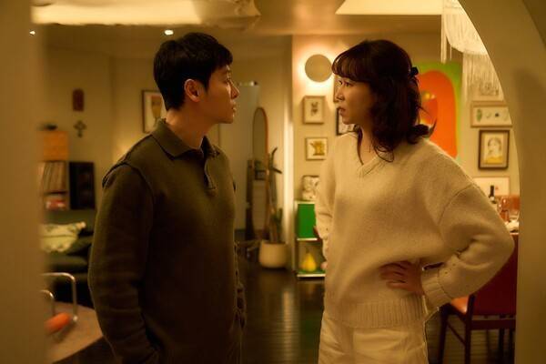 Kim Dong-wook (left) and Gong Hyo-jin star in "The People Upstairs" (By4M Studio)
