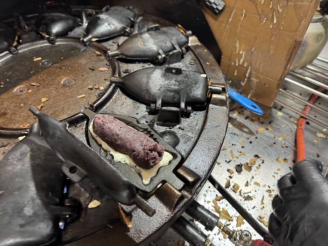 잉어빵에 들어가는 팥의 양. 김씨 잉어빵의 핵심이다. 백재연 기자