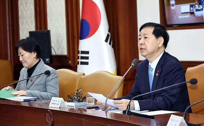 경제관계장관회의 겸 물가관계장관회의
    (서울=연합뉴스) 김인철 기자 = 구윤철 경제부총리 겸 기획재정부 장관(오른쪽)이 2일 서울 종로구 정부서울청사에서 열린 경제관계장관회의 겸 물가관계장관회의에서 발언하고 있다. 2025.12.2