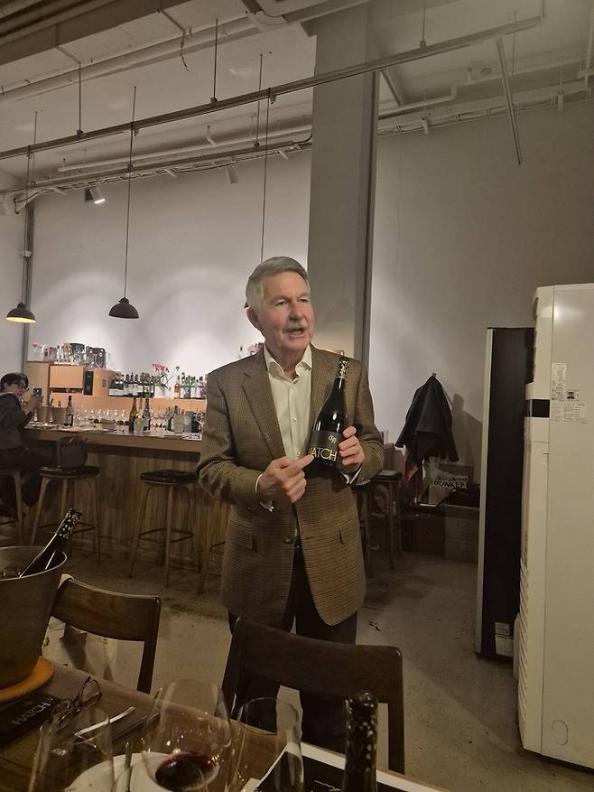크리스 해처가 지난달 18일 한국을 방문해 자신의 와인에 대해 설명하고 있다. [사진=전형민 기자]