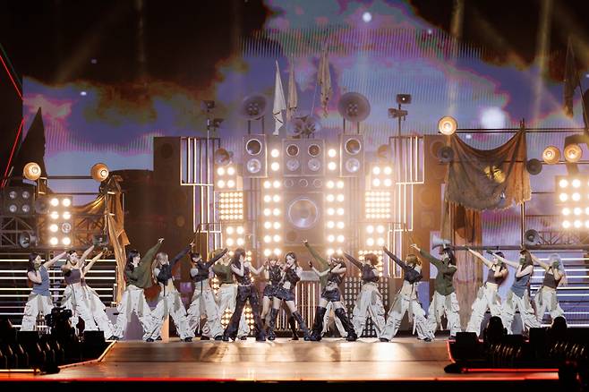 에스파가 29일(현지시간) 오후 홍콩 카이탁 스타디움에서 열린 대중음악 시상식 '2025 마마 어워즈'(2025 MAMA AWARDS)에서 에너지 넘치는 공연을 선보이고 있다. /사진 = CJ ENM 제공