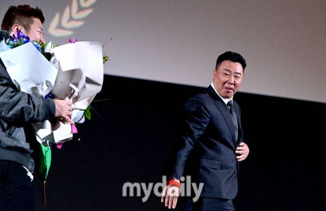 삼성 최형우를 축하한 KIA 이범호 감독이 아쉬워하며 뒤돌아서고 있다 / 영등포 = 유진형 기자 zolong@mydaily.co.kr