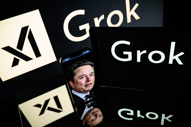 미국 인공지능 전문 기업 xAI가 개발한 생성형 인공지능 챗봇 ‘그록(Grok)’의 로고가 표시된 화면. 이는 지난 1월 13일(현지시간) 프랑스 툴루즈에서 촬영됐다. [AFP]