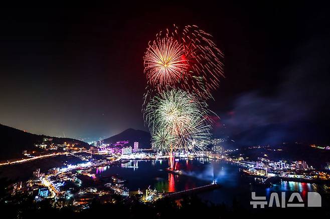 [거제=뉴시스]거제 장승포항 송년 불꽃축제.(사진=경남도 제공) 2025.12.06. *재판매 및 DB 금지