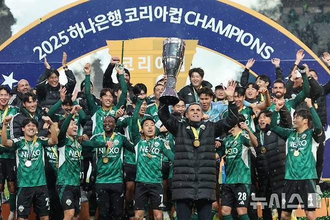 [서울=뉴시스] 권창회 기자 = 6일 오후 서울 마포구 서울월드컵경기장에서 열린 광주FC와 전북현대의 2025 하나은행 코리아컵 결승전에서 2대 1로 승리한 거스 포옛 전북현대 감독을 비롯한 선수들이 우승트로피를 들어올리고 있다. 2025.12.06. kch0523@newsis.com