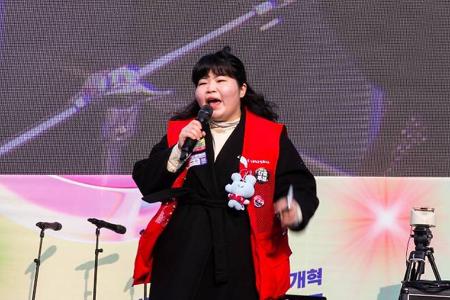 윤예원(23)씨가 지난 2월 15일 민주노총 결의대회에서 연단에 서 발언하는 모습. 민주노총 청년특위 제공