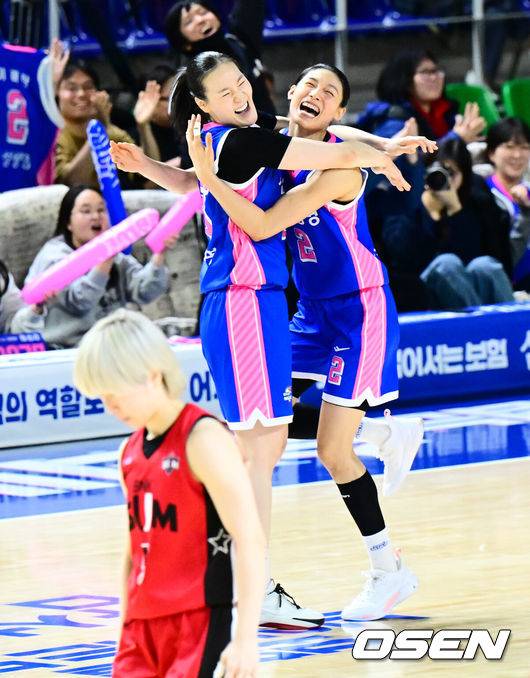 [OSEN=용인, 지형준 기자] 6일 오후 용인실내체육관에서 BNK금융 2025-26 여자프로농구 삼성생명과 BNK 썸의 경기가 열렸다.이날 삼성생명은 이해란이 31득점을 올리는 활약 속에 BNK 썸에 65-62 승리를 거뒀다.경기를 마치고 삼성생명 배혜윤, 이해란이 승리를 기뻐하고 있다. 2025.12.06 /jpnews@osen.co.kr