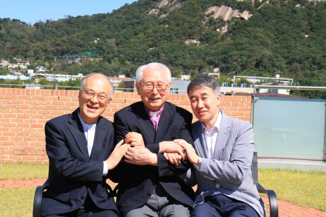 ▲ 왼쪽부터 강지원 변호사, 김성수 대한성공회 주교(우리마을 촌장), 백경학 푸르메재단 상임대표. ⓒ푸르메재단