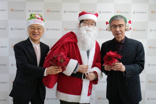 ▲ 푸르메재단 이사회를 마친 후 크리스마스 행사에 참석한 강지원 변호사, 김학준 전 동아일보 회장, 안국정 전 SBS 부회장(왼쪽부터). ⓒ푸르메재단