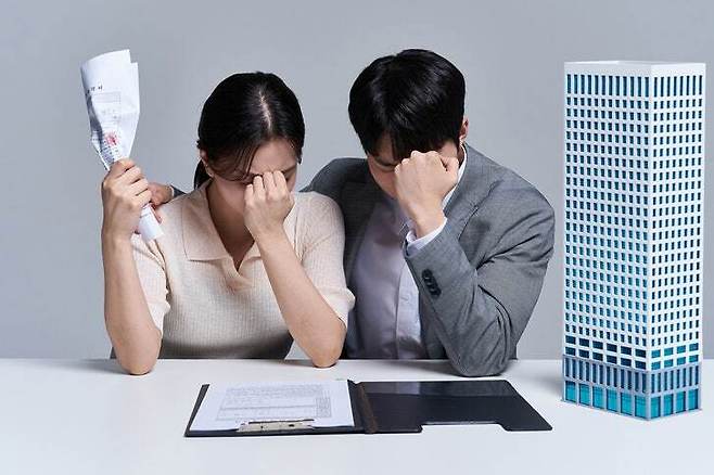 거래 방식이 변화하는 전환기 속에서 ‘수수료 절감’과 ‘안전성’의 균형을 어떻게 맞출 것인가가 앞으로의 부동산 시장에서 더욱 중요한 과제가 될 전망이다. 게티이미지