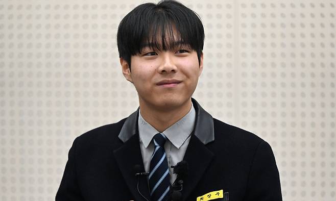 5일 오전 광주 서구 서석고등학교에서 2026학년 대학수학능력시험에서 만점을 기록한 최장우 학생이 취재진과 인터뷰를 하고 있다. 뉴시스