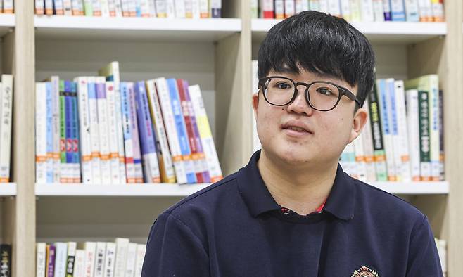 2026학년도 대학수학능력시험(수능) 성적표가 배부된 5일 서울 광진구 광남고등학교에서 수능 만점을 받은 왕정건 군이 취재진의 질문에 답하고 있다. 연합뉴스