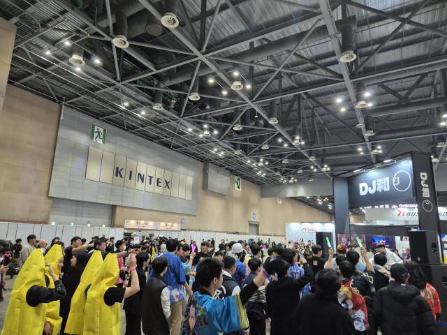 5일 경기 고양시 킨텍스에서 열린 AGF 2025 전시장에서 관람객들이 DJ 공연에 환호하고 있다. 고양=김성태 기자