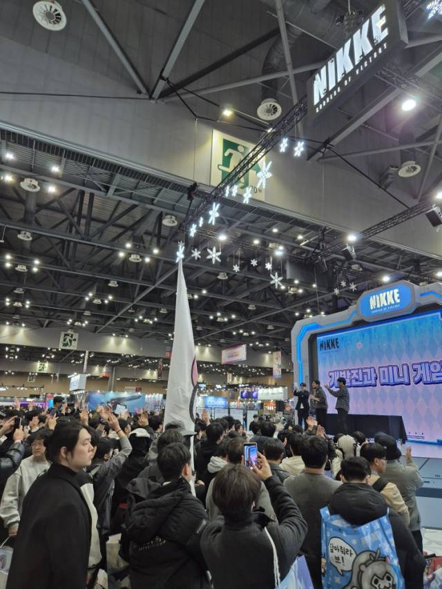 니케를 개발한 유형석 시프트업 디렉터가 5일 경기 고양시 킨텍스에서 열린 AGF 2025 무대에 서자 이용자들은 환호하고 있다. 고양=김성태 기자