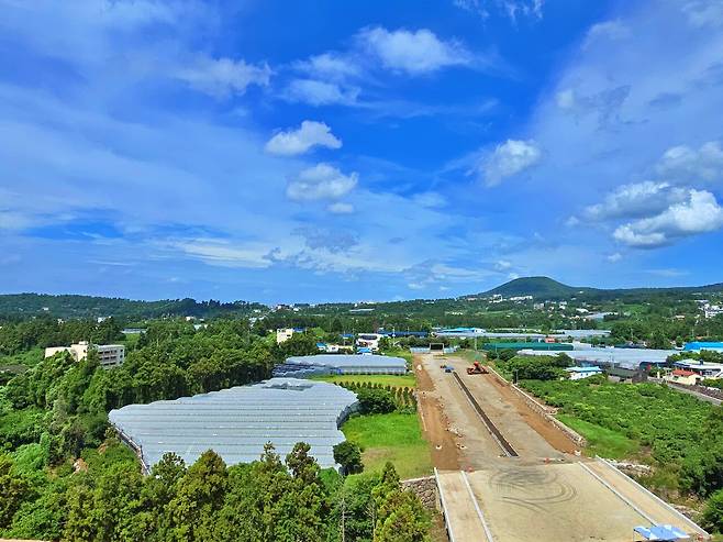 7월30일 공사가 진행 중이던 서귀포 도시우회도로 건설 현장. 현재는 중단된 상태다. ⓒ<미디어제주> 김은애