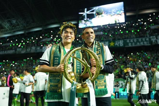 전북의 거스 포옛 감독(오른쪽)과 주장 박진섭이 지난달 전주성에서 진행된 K리그1 트로피 세리머니 도중 포즈를 취하고 있다. 사진제공｜전북 현대