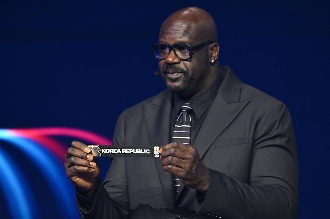 전 NBA 스타 샤킬 오닐이 6일(한국시간) 미국 워싱턴 케네디센터에서 진행된 2026북중미월드컵 조추첨식에서 ‘한국’을 들어보이고 있다. 워싱턴|AP뉴시스