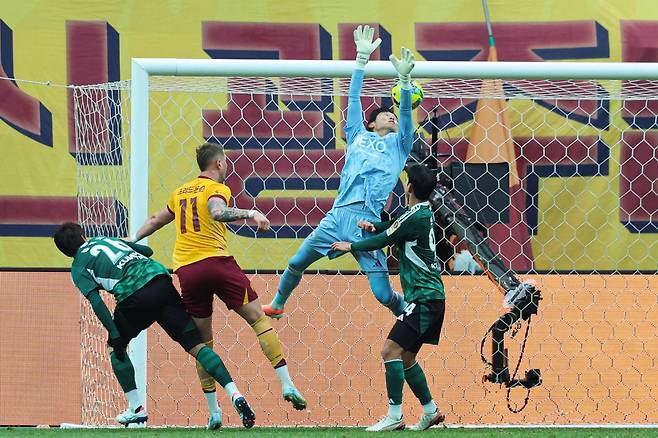 광주 프리드욘슨(11번)이 6일 서울월드컵경기장서 열린 전북과 코리아컵 파이널에서 후반 헤더 동점골을 성공시켰다. 상암｜뉴시스