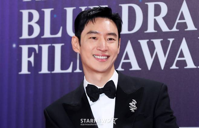 [서울=뉴시스] 김혜진 기자 = 배우 이제훈이 19일 오후 서울 영등포구 KBS홀에서 열린 제46회 청룡영화상 레드카펫 행사에서 포즈를 취하고 있다. 2025.11.19. jini@newsis.com /사진=김혜진