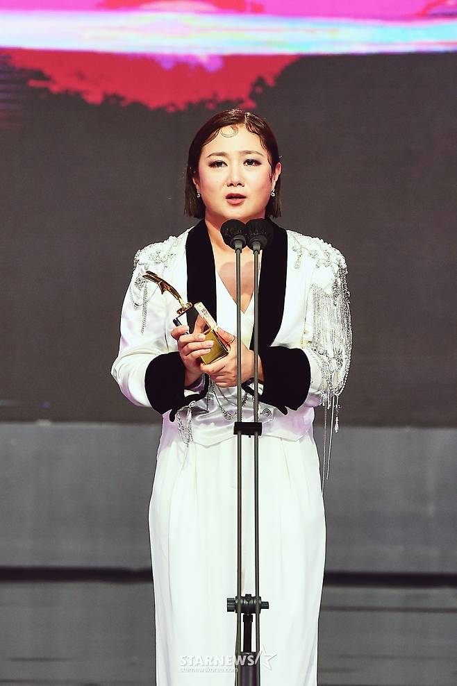 개그우먼 박나래가 29일 오후 서울 마포구 상암 MBC에서 진행된 '2021 MBC 방송연예대상'에서 올해의 예능인상을 수상한 뒤 소감을 밝히고 있다. /사진제공=MBC 2021.12.29