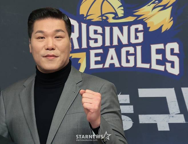 (서울=뉴스1) 권현진 기자 = 서장훈 감독이 29일 오전 서울 양천구 목동 SBS에서 열린 새 농구 예능 프로그램 '열혈농구단’ 제작발표회에 참석해 포즈를 취하고 있다.  '열혈농구단'은 농구계의 전설 서장훈이 직접 만든 전설의 농구단 '라이징이글스'의 아시아 제패기를 다루는 예능이다. 2025.11.26/뉴스1  Copyright (C) 뉴스1. All rights reserved. 무단 전재 및 재배포,  AI학습 이용 금지. /사진=(서울=뉴스1) 권현진 기자