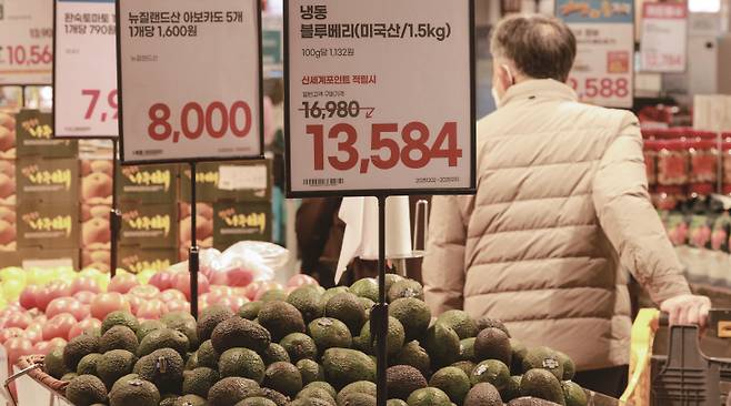 고환율 · 고물가의 악순환 고리를 끊지 못하면 민생도, 경제도 힘들어진다. 정부와 정치권의 발빠른 대책과 비상한 각오가 절실할 때다.[사진 | 연합뉴스]