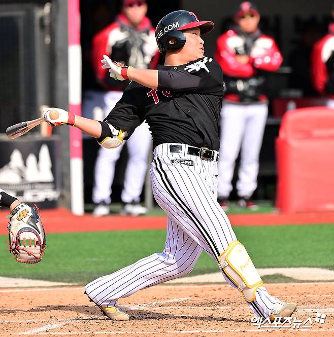 LG 트윈스 올해 신인 타자 박관우가 2026년 4월 상무야구단에 입대한다. 박관우는 정규시즌 39경기 타율 0.264(53타수 14안타) 2홈런 13타점 OPS 0.725의 성적을 바탕으로 LG의 한국시리즈 엔트리에 승선했다. 엑스포츠뉴스 DB