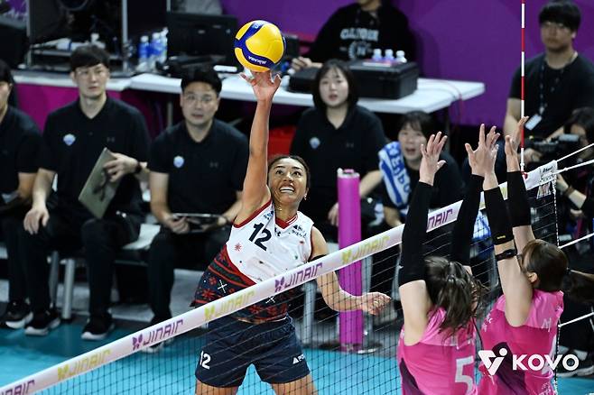 6일 오후 인천삼산월드체육관에서 열린 진에어 2025-2026 V-리그 여자부 3라운드 흥국생명과 현대건설의 경기, 현대건설 자스티스가 공격을 시도하고 있다. KOVO
