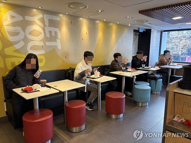 모두 다 '혼밥' (서울=연합뉴스) 최혜정 인턴기자 = 지난 1일 서울 서대문구 한 패스트푸드 가게에서 시민들이 줄지어 혼자 밥을 먹고 있다. 2025.12.6