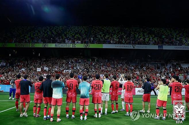 홍명보호, 멕시코와 2-2 무승부 (서울=연합뉴스) 10일(한국시간) 미국 테네시주 내슈빌의 지오디스파크에서 열린 한국과 멕시코의 친선경기에서 대표팀 선수들이 2대2 무승부로 경기를 마친 뒤 관중을 향해 인사하고 있다. 2025.9.10 [대한축구협회 제공. 재판매 및 DB금지] photo@yna.co.kr